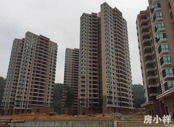 小產(chǎn)權(quán)房沒(méi)有房產(chǎn)證，那么購(gòu)買(mǎi)小產(chǎn)權(quán)房合法嗎？