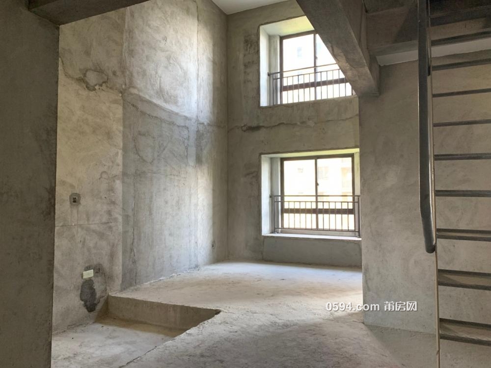 因該房源正對(duì)電梯且復(fù)式二層無(wú)窗