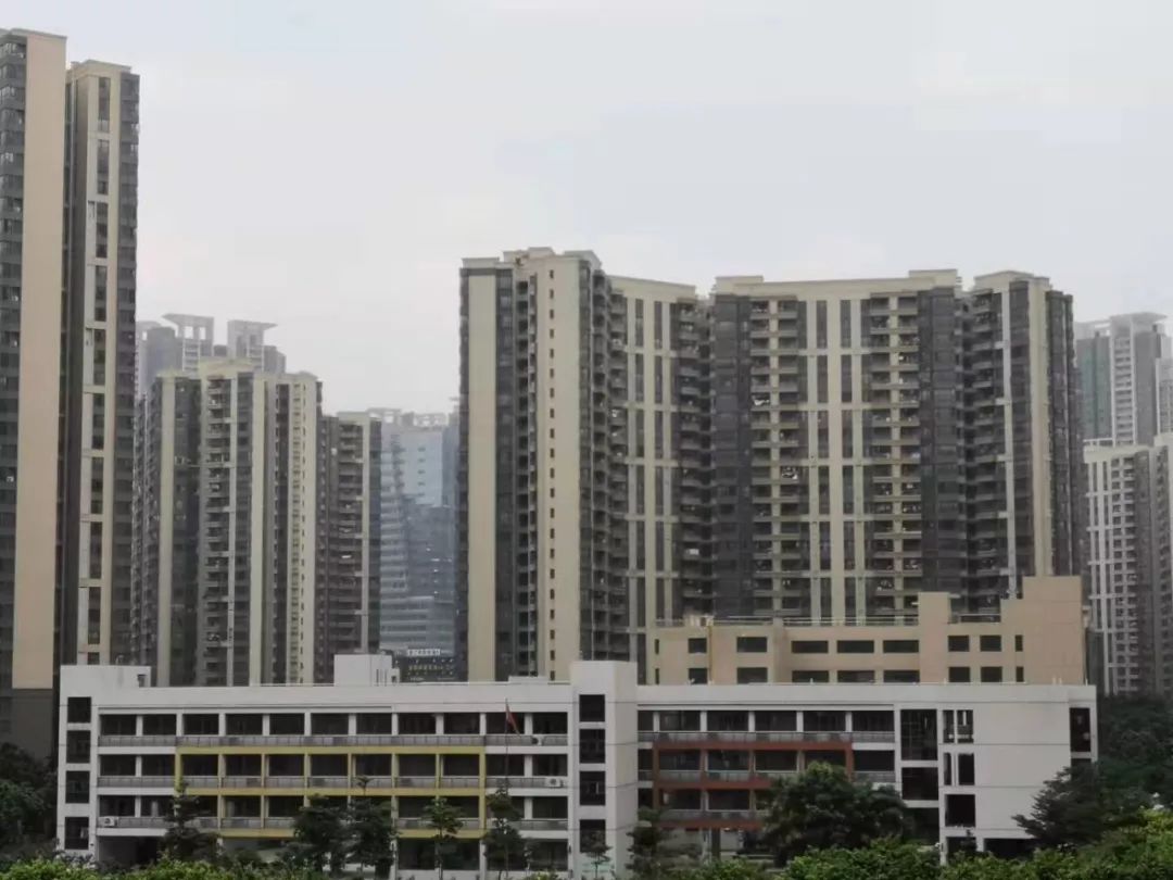 只要學(xué)生的監(jiān)護(hù)人在鹽田學(xué)區(qū)內(nèi)自有產(chǎn)權(quán)房