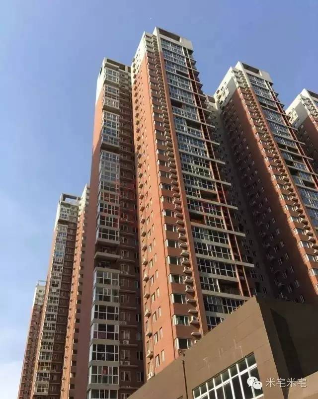 不再?gòu)臉鞘械慕嵌葋斫忉?></img></p>
<p><strong>現(xiàn)狀羊坊村一期回遷房及現(xiàn)狀住宅</strong></p>
<p>1、冬至大興故地，南到大興故地，西至發(fā)展趨勢(shì)寫字樓，北到發(fā)展趨勢(shì)高立莊回遷房、現(xiàn)況羊坊村一期回遷房和狀況寫字樓。</p>
<p>2、該住宅用做豐臺(tái)區(qū)羊坊村城中村擴(kuò)建農(nóng)地合作開發(fā)工程項(xiàng)目建設(shè)工程。</p>
<p>3、你機(jī)關(guān)《有關(guān)登記羊坊村棚戶區(qū)擴(kuò)建宅基地合作開發(fā)投資項(xiàng)目申報(bào)報(bào)批批準(zhǔn)的呈報(bào)》收悉。</p>
<p>4、現(xiàn)才關(guān)于批準(zhǔn)議案核準(zhǔn)下列。具體土地覆蓋范圍由總體規(guī)劃天然資源財(cái)務(wù)管理主管部門選定。</p>
<p>5、發(fā)展規(guī)劃總土地占地平方米，其中總體規(guī)劃建設(shè)工程工業(yè)用地247900平方米，代征濱江71100平方米，代征主干道96000平方米，代征河段25300平方米，應(yīng)無縫實(shí)行重新整理（代拆）住宅 平方米。</p>
<p>6、具體發(fā)展規(guī)劃工業(yè)用地指數(shù)由總體規(guī)劃天然資源財(cái)務(wù)管理政府部門審定。</p>
<p>7、建筑物掌控?cái)?shù)量為 551860 平方米（不含地下覆蓋面積），規(guī)劃參考資料為寫字樓及公共設(shè)施、綜合商業(yè)地產(chǎn)金融創(chuàng)新制造業(yè)、綠隔科技產(chǎn)業(yè)等。</p>
<p><strong>古北金鷹府推出的房源雖然都是現(xiàn)房</strong></p>
<p>1、睽違2年之后，該投資項(xiàng)目二期于去年12月底旋即拿證建倉(cāng)，銷售價(jià)格為7.2w左右，因此是拎翻新交貨。</p>
<p>2、但此次工程項(xiàng)目面世的50套房源，銷售價(jià)格便降至7.1w，現(xiàn)房毛坯訂購(gòu)。</p>
<p>3、我們能夠見到的是，古北金鷹府成交環(huán)比約7.7w，房7.1w，這也倒掛了6k左右。</p>
<p>4、現(xiàn)在你們嘴巴里的小問號(hào)有沒有也有很多同事。</p>
<p>5、但如果你些和回遷戶一齊住。嚴(yán)格按照現(xiàn)在房市的火熱某種程度，商品價(jià)格常常都是新房子實(shí)際內(nèi)在價(jià)值的展現(xiàn)，古北金鷹府還定是如此。</p>
<p>6、這么誘人的商品價(jià)格，較大有付出，那古北金鷹府的付出是什么呢。</p>
<p>7、古北金鷹府發(fā)布的商品房盡管都是商品房，然而他們是在17年左右便開建的回遷房。</p>
<p>8、闡明白一些，此次面世的商品房大都是夾雜在動(dòng)遷房之中的。</p>
<p>9、這些我們從工程項(xiàng)目的一房一價(jià)表中才可窺見，樓棟號(hào)和房門號(hào)都是摔去沖去的。</p>
<p><img src=