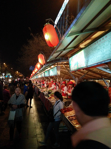 垃圾街便漸漸拉開了熱鬧喧嘩的帷幕