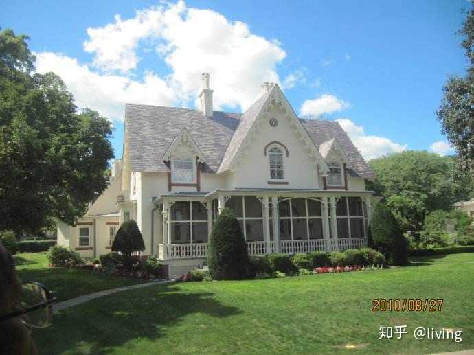 因?yàn)榉ㄔ涸谂馁u(mài)之前就把這個(gè)房子查封